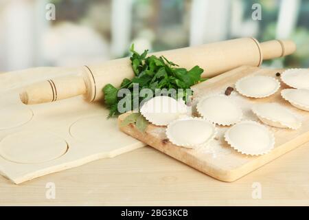 Rohe Knödel und Teig, auf Holztisch Stockfoto