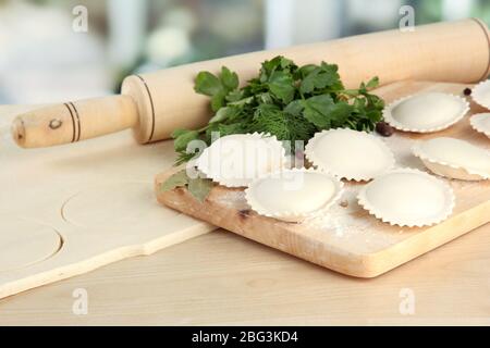 Rohe Knödel und Teig, auf Holztisch Stockfoto