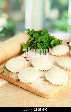 Rohe Knödel und Teig, auf Holztisch Stockfoto