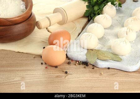 Rohe Knödel, Zutaten und Teig, auf Holztisch Stockfoto