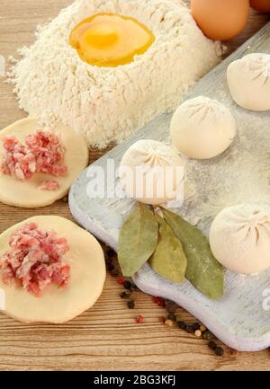 Rohe Knödel, Zutaten und Teig, auf Holztisch Stockfoto