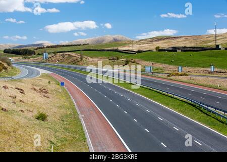 Die Autobahn M6 in der Nähe von Sedbergh in Cumbria, Großbritannien, verlassene mitten am Tag während der Covid19-Sperre. Stockfoto