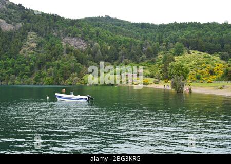 Ein einsames Boot auf einem Patagonia See Stockfoto