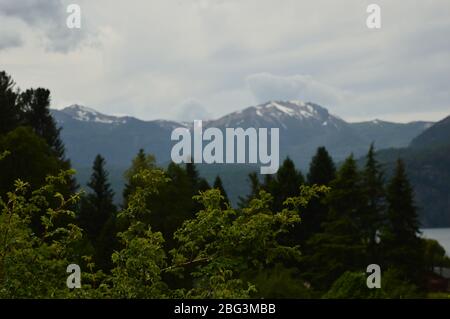 Entfernte Bergspitzen in Patagonien Stockfoto