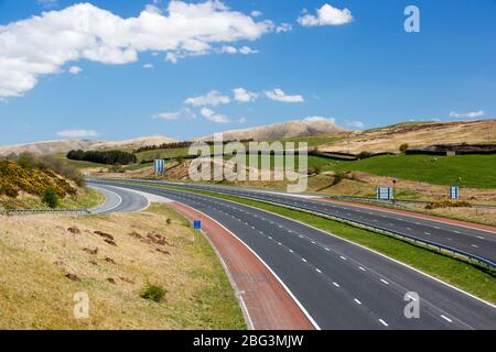 Die Autobahn M6 in der Nähe von Sedbergh in Cumbria, Großbritannien, verlassene mitten am Tag während der Covid19-Sperre. Stockfoto