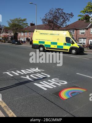 Eine Ambulanz passiert ein Schild mit dem Titel „Danke NHS“ vor dem Aintree University Hospital in Fazakerley, Liverpool, während Großbritannien weiterhin gesperrt wird, um die Ausbreitung des Coronavirus einzudämmen. Stockfoto