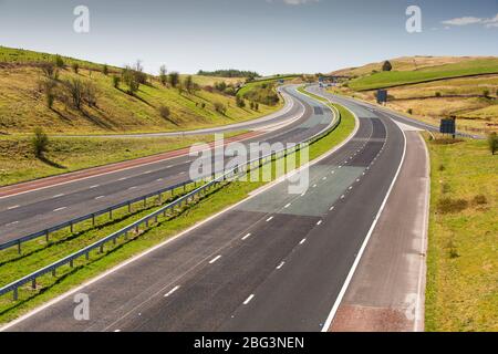 Die Autobahn M6 in der Nähe von Sedbergh in Cumbria, Großbritannien, verlassene mitten am Tag während der Covid19-Sperre. Stockfoto