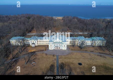 PETERHOF, RUSSLAND - 23. MÄRZ 2020: Blick auf den Znamensky Palast an einem sonnigen Marschtag (Luftaufnahmen) Stockfoto