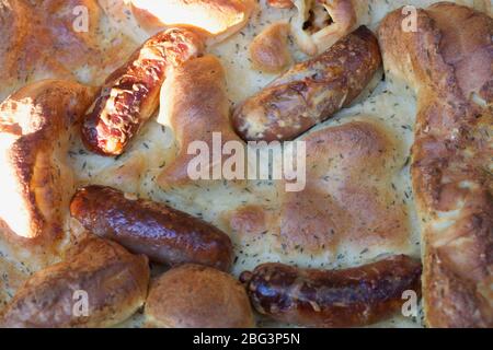 Ein Haufen Essen oder eine kröte-in-the-hole pikante Speise Stockfoto