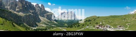Panoramablick auf das Grödner Tal in Richtung Wolkenstein, Dolomiten, Südtirol, Italien, Europa Stockfoto