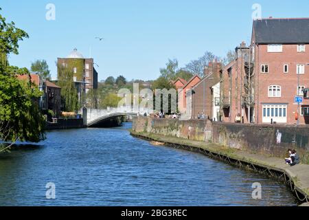 Blick entlang Quay Side am Fluss Wensum in Norwich, mit Whitefriars Bridge und Jarrold Druckarbeiten darüber hinaus Stockfoto