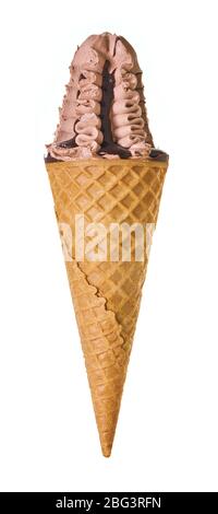 Eis in Waffelkegel, weißer isolierter Hintergrund mit Clipping-Pfad Stockfoto