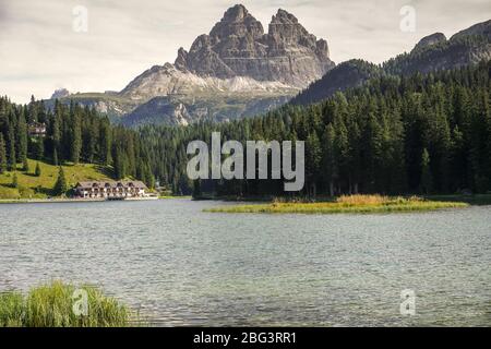 Der Misurina-See in der Provinz Belluno ist sowohl vom Hochpustertal als auch von Cortina d'Ampezzo aus erreichbar und ein beliebtes Reiseziel Stockfoto