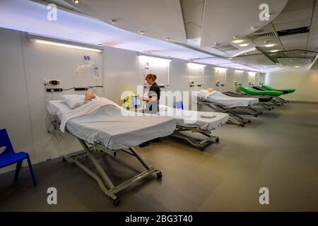 Ein Simulationstechniker nimmt an einer medizinischen Ausbildung in einer Station bei der offiziellen Eröffnung des neuen Dragon's Heart Hospital Teil, das im Principality Stadium in Cardiff zur Versorgung von Coronavirus-Patienten gebaut wurde. Stockfoto