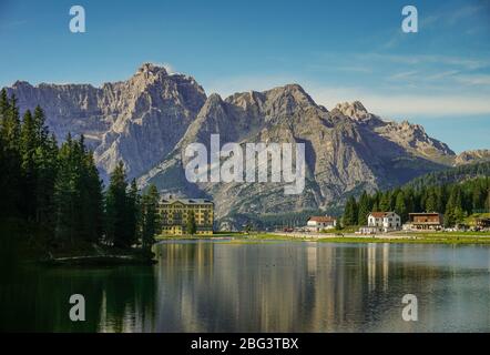 Der Misurina-See in der Provinz Belluno ist sowohl vom Hochpustertal als auch von Cortina d'Ampezzo aus erreichbar und ein beliebtes Reiseziel Stockfoto