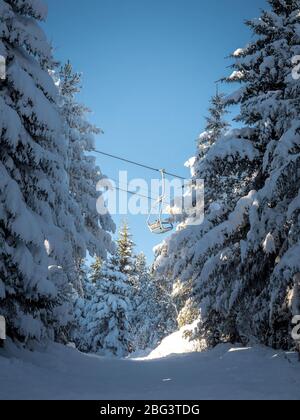 Seilbahn über einem Wald, Bulgarien Stockfoto