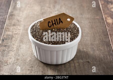 Chia Samen in Schüssel auf Holztisch Stockfoto