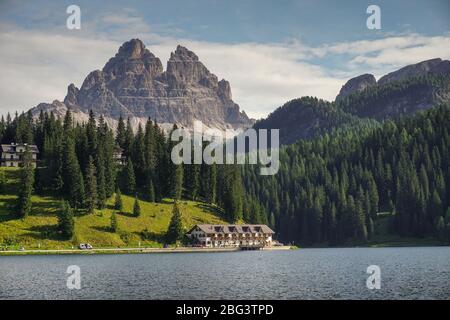 Der Misurina-See in der Provinz Belluno ist sowohl vom Hochpustertal als auch von Cortina d'Ampezzo aus erreichbar und ein beliebtes Reiseziel Stockfoto