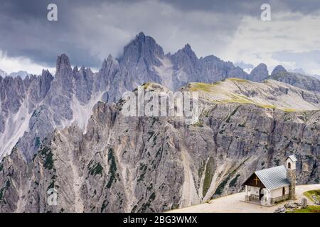 Atemberaubende Sommer-Landschaft Blick auf die ikonische Kapelle Cappella degli Alpini in den Dolomiten, Südtirol Alpen, Italien, Europa Stockfoto