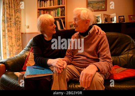 Ein älterer Mann, der an Depressionen leidet, wird von seinem Psychiater getröstet Stockfoto