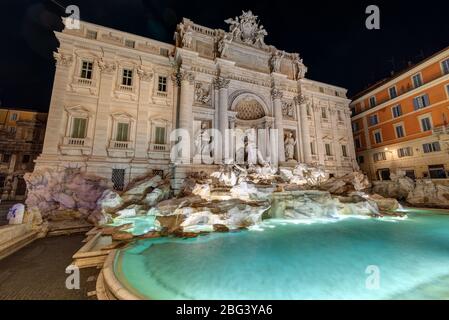 Der berühmte Trevi-Brunnen in Rom bei Nacht ohne Menschen Stockfoto