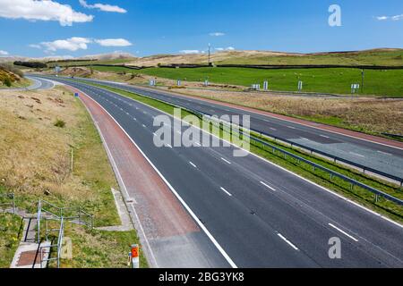 Die Autobahn M6 in der Nähe von Sedbergh in Cumbria, Großbritannien, verlassene mitten am Tag während der Covid19-Sperre. Stockfoto