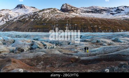 Zwei Männer stehen auf dem Svinafellsjokull Gletscher, Island Stockfoto