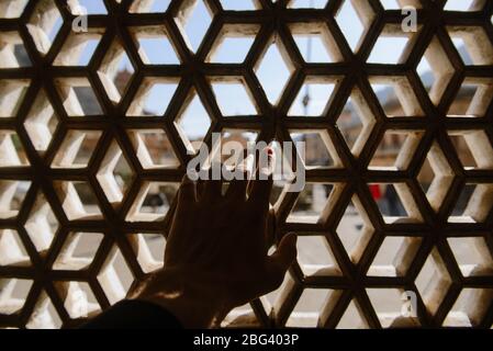 Menschenhand berührt eine verzierte Wand, Red Fort, Delhi, Indien Stockfoto