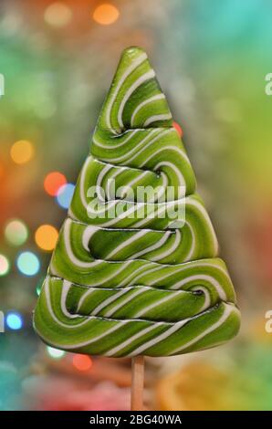 Candy Weihnachten grünen Baum. Lutscher in Form von Fichte. Farbenfroher Weihnachtsbaum Stockfoto