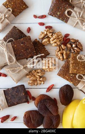 Hausgemachte gesunde Protein-Riegel auf einem Tisch Stockfoto