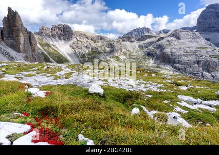 Ein Blick auf die Berge, die die UNESCO-Stätte Tre Cime di Lavaredo in den italienischen Dolomiten umgeben Stockfoto