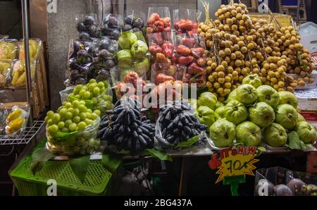 Gebratenes Geflügel auf einem Markt in Bangkok. Stockfoto