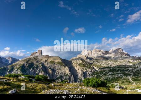 Die Berggipfel Croda dei Rondoi, rechts und Torre dei Scarperi, links Schwabenalpenkopf in den Sexten Dolomiten Sexten Dolomiten, Südtirol, Italien Stockfoto