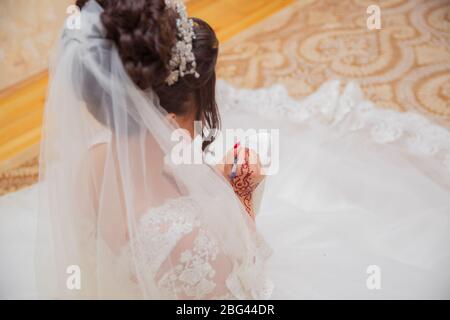 Braut schreibt unter Schuh Hochzeit Ritual Aberglauben. Hand einer Braut schriftlich Single Freunde Namen unter ihrem Schuh vor der Hochzeit. Braut schreibt ihr Stockfoto