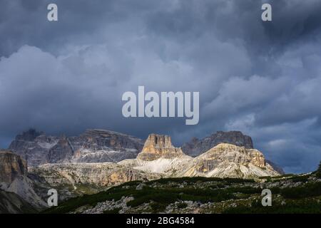 Die Berggipfel Croda dei Rondoi, rechts und Torre dei Scarperi, links Schwabenalpenkopf in den Sexten Dolomiten Sexten Dolomiten, Südtirol, Italien Stockfoto