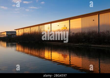 Royal Mail Willesden Delivery Office neben dem Grand Union Canal, Park Royal, London, England Stockfoto