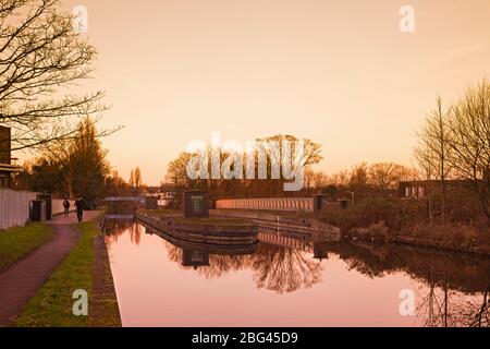 Grand Union Canal mit Aqueduct über die North Circular Road (A406), Park Royal, London, England, Großbritannien Stockfoto