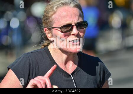 Porträt einer Läuferin, die auf ihren Finger zeigt, British Columbia, Kanada Stockfoto