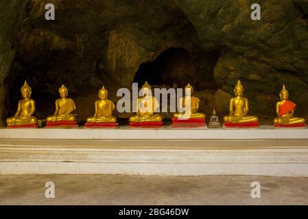 Phetchaburi, THAILAND - 13. DEZEMBER 2018: Galerie mit antiken Skulpturen eines sitzenden Buddha im Inneren des Wat Tham Khao Luang Höhlentempels Stockfoto