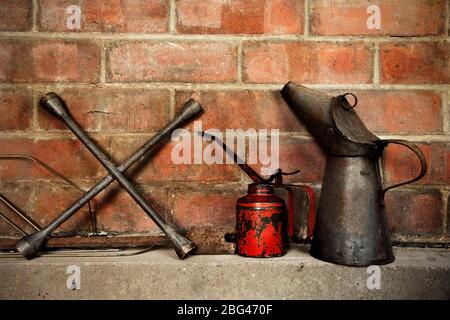Oldtimer Öldosen und Radhalter in der Garage. Stockfoto