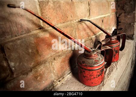 Oldtimer Öldosen in der Garage. Stockfoto