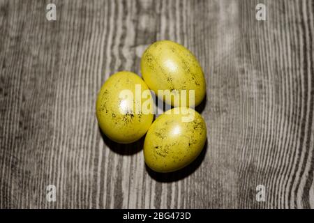 Drei Hühnereier auf dem Holzhintergrund. Ostereier. Stockfoto