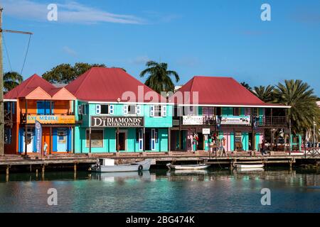 Geschäfte in St. John's Antigua barbuda karibisches Meer westindien, Kreuzfahrtterminal, Kreuzschiffe, Geschäfte in Antgiua, Wasser Front st johns antigua Stockfoto