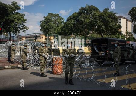 Kuala Lumpur, Malaysia. April 2020. Malaysische Streitkräfte installieren Stacheldraht in der Nähe von Pasar Borong Kuala Lumpur. Nach der Überwachung der Bereiche als verbesserte Bewegungskontrolle am 20. April 2020. Der malaysische Premierminister Muhyiddin Yassin hat am 10. April angekündigt, dass die "Kontrollordnung für die Bewegung" (MCO) vom 15. Bis 28. April verlängert wird, um die Ausbreitung des Coronavirus Covid-19 zu verhindern. Länder auf der ganzen Welt ergreifen verstärkt Maßnahmen, um das weit verbreitete SARS-CoV-2-Coronavirus, das die Covid-19-Krankheit verursacht, einzudämmen. (Foto: Zulfadhli Zaki/Pacific Press) Quelle: Pacific Press Agency/Al Stockfoto