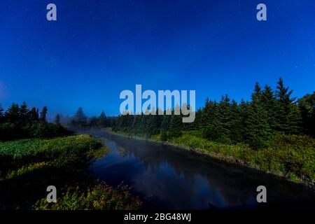 Aufsteigender Nebel auf Junction Creek im Mondlicht, Greater Sudbury, Ontario, Kanada Stockfoto