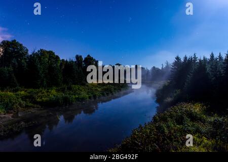 Aufsteigender Nebel auf Junction Creek im Mondlicht, Greater Sudbury, Ontario, Kanada Stockfoto