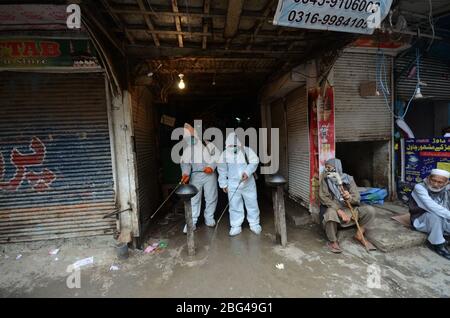 Peshawar, Pakistan. April 2020. (4/18/2020) Wasser und Sanitärversorgung Peshawar Personal Durchführung Desinfektionsmittel Spray in Ghanta Ghar Bereich nach zweiten Corona positiven Fall in Muhalla Tandoran berichtet. (Foto: Hussain Ali/Pacific Press/Sipa USA) Quelle: SIPA USA/Alamy Live News Stockfoto