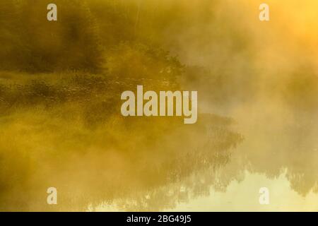 Aufsteigender Nebel auf Junction Creek bei Sonnenaufgang, Greater Sudbury, Ontario, Kanada Stockfoto