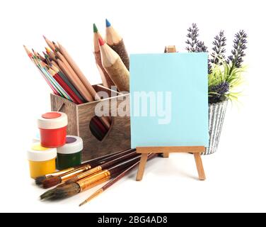 Bleistifte in Holzkiste, Farben, Pinsel und Staffelei, isoliert auf weiß Stockfoto