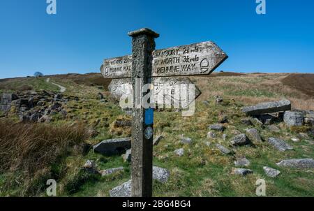 Ein Fußwegenschild in englisch und Japanisch, das die Wegbeschreibung zum Top Withens Haworth oder Withins gibt Stockfoto